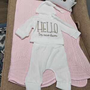 Newborn 3pc “Hello I Am New Here” White Gold Outfit – Hat Jumper Pants NEW